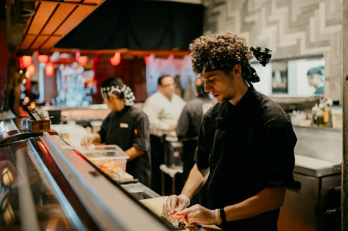 Cocineros trabajando en la línea de una cocina durante el servicio